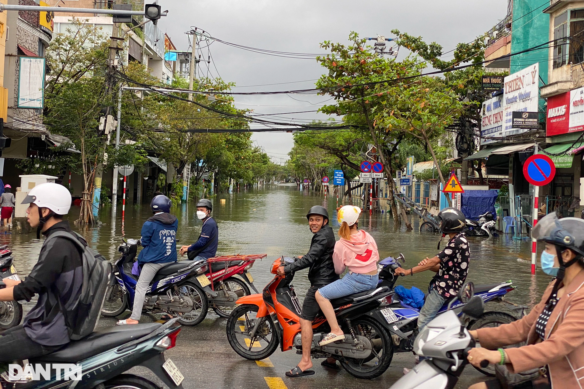 Đà Nẵng: Hầm chui Điện Biên Phủ ngập tới nóc, mặt đường bùn dày cả tấc - 2 Đà Nẵng: Hầm chui Điện Biên Phủ ngập tới nóc, mặt đường bùn dày cả tấc - 2
