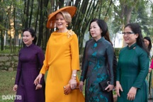 Phu nhân Minh Nguyệt cùng Hoàng hậu Bỉ thăm Nhà sàn Bác Hồ, cho cá ăn