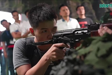 Người dân háo hức trải nghiệm bắn súng mô phỏng tại Triển lãm 80 năm