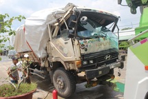 Xe chở gỗ bốc cháy sau khi gây tai nạn, tông gãy barie trạm thu phí