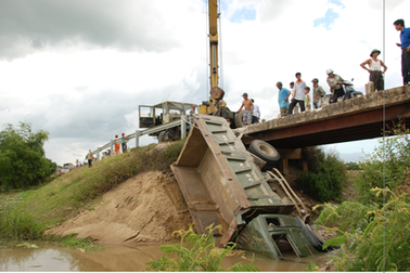 Xé nát lan can cầu, xe tải lao xuống kênh
