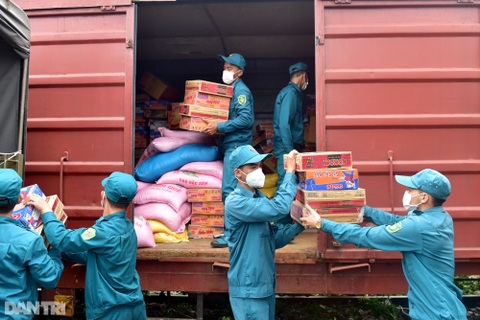 Hơn 300 tấn nhu yếu phẩm nhân dân tỉnh Hòa Bình gửi tặng đã vào tới TPHCM