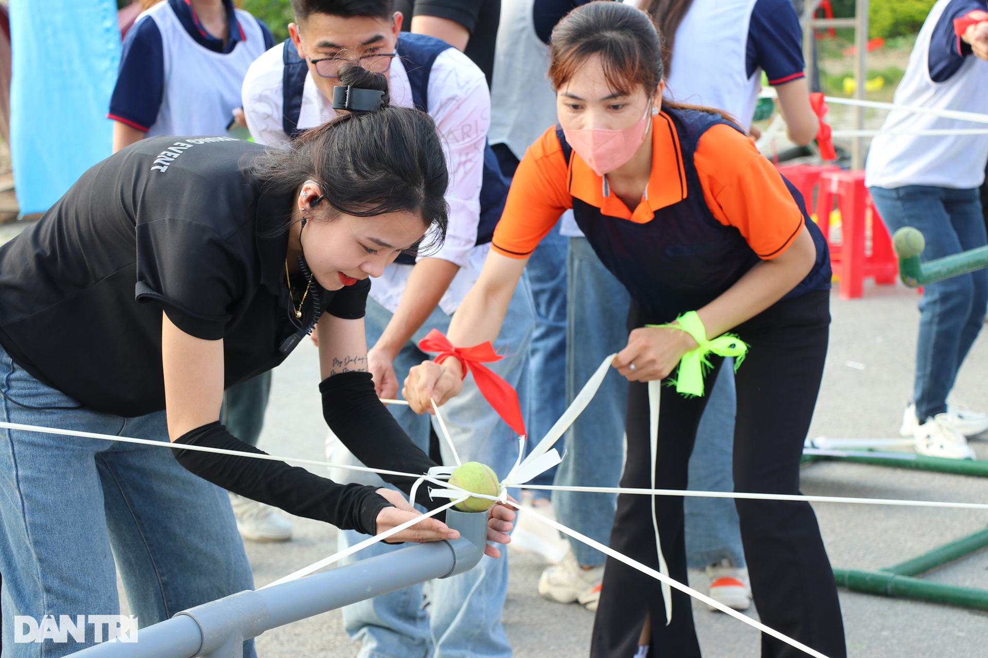 Hàng nghìn nam nữ công nhân quậy tưng bừng, bắt cá hai tay - 7