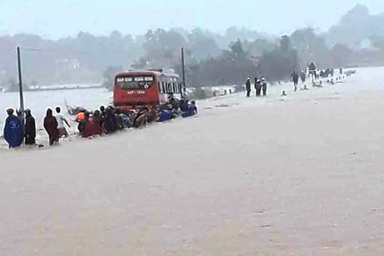 Ô tô chở 60 nữ công nhân "liều mạng" vượt dòng nước lũ