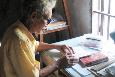 85 tuổi vẫn miệt mài làm khuyến học 