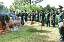 Dâng hương, viếng mộ kỷ niệm 109 năm ngày sinh Đại tướng Võ Nguyên Giáp