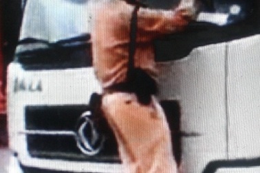 Xôn xao CSGT bám cần gạt nước đánh đu trước đầu xe tải 