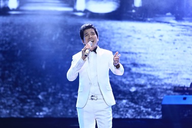 NSƯT Hoài Linh bất ngờ khoe giọng hát rất “tình” trong liveshow Hồ Quang 8