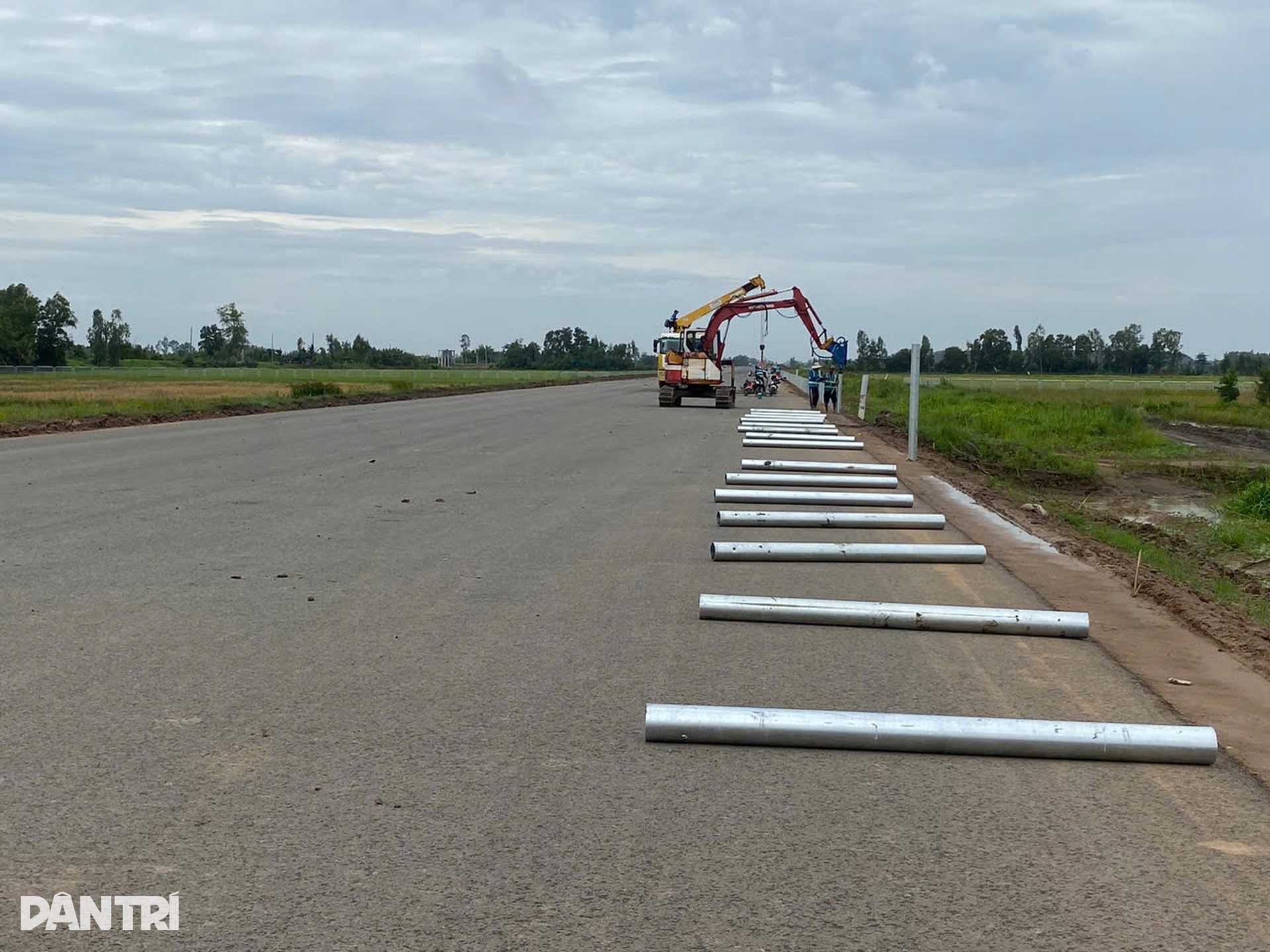 Hàng nghìn công nhân đội mưa chạy đua hoàn thành 110km cao tốc ở miền Tây - 8 Hàng nghìn công nhân đội mưa chạy đua hoàn thành 110km cao tốc ở miền Tây - 8
