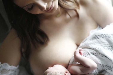 Nick Carter khoe ảnh vợ cho con bú