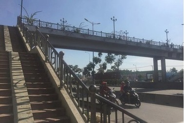 Nữ sinh nôn ói rồi tử vong trên cầu vượt bộ hành Suối Tiên