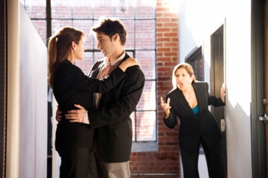 5 cách tránh rơi vào “bẫy tình” nơi công sở