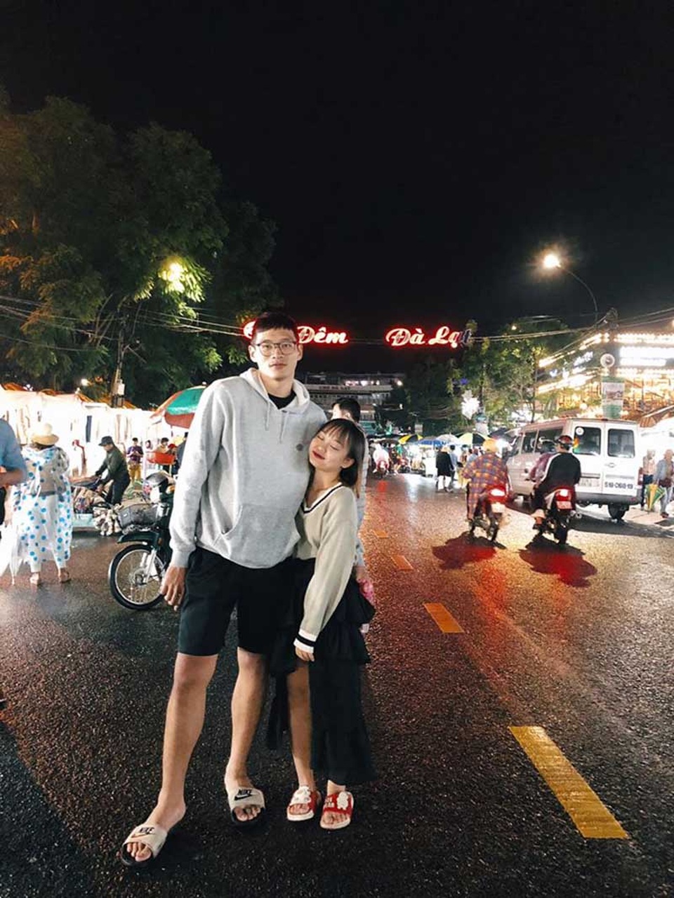 Chuyện tình cô gái 1m45 “cưa đổ” chàng cầu thủ bóng rổ... 1m87 - 2 Chuyện tình cô gái 1m45 “cưa đổ” chàng cầu thủ bóng rổ... 1m87 - 2
