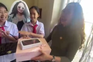 Clip cô giáo bóc hộp quà iPhone 16 do học sinh tặng