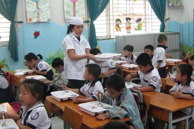 Học trò đến trường để được… hầu hạ