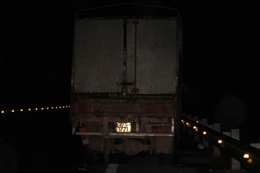 Đâm vào ô tô đang sửa bên đường, 3 người thương vong