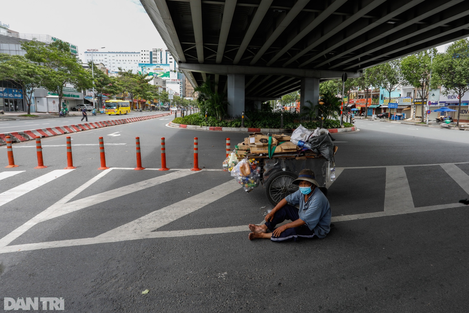 Những mảnh đời lang thang giữa tâm dịch Sài Gòn - 12 Những mảnh đời lang thang giữa tâm dịch Sài Gòn - 12