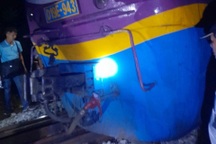 Đầu máy tàu chở hàng trật bánh tại Lăng Cô