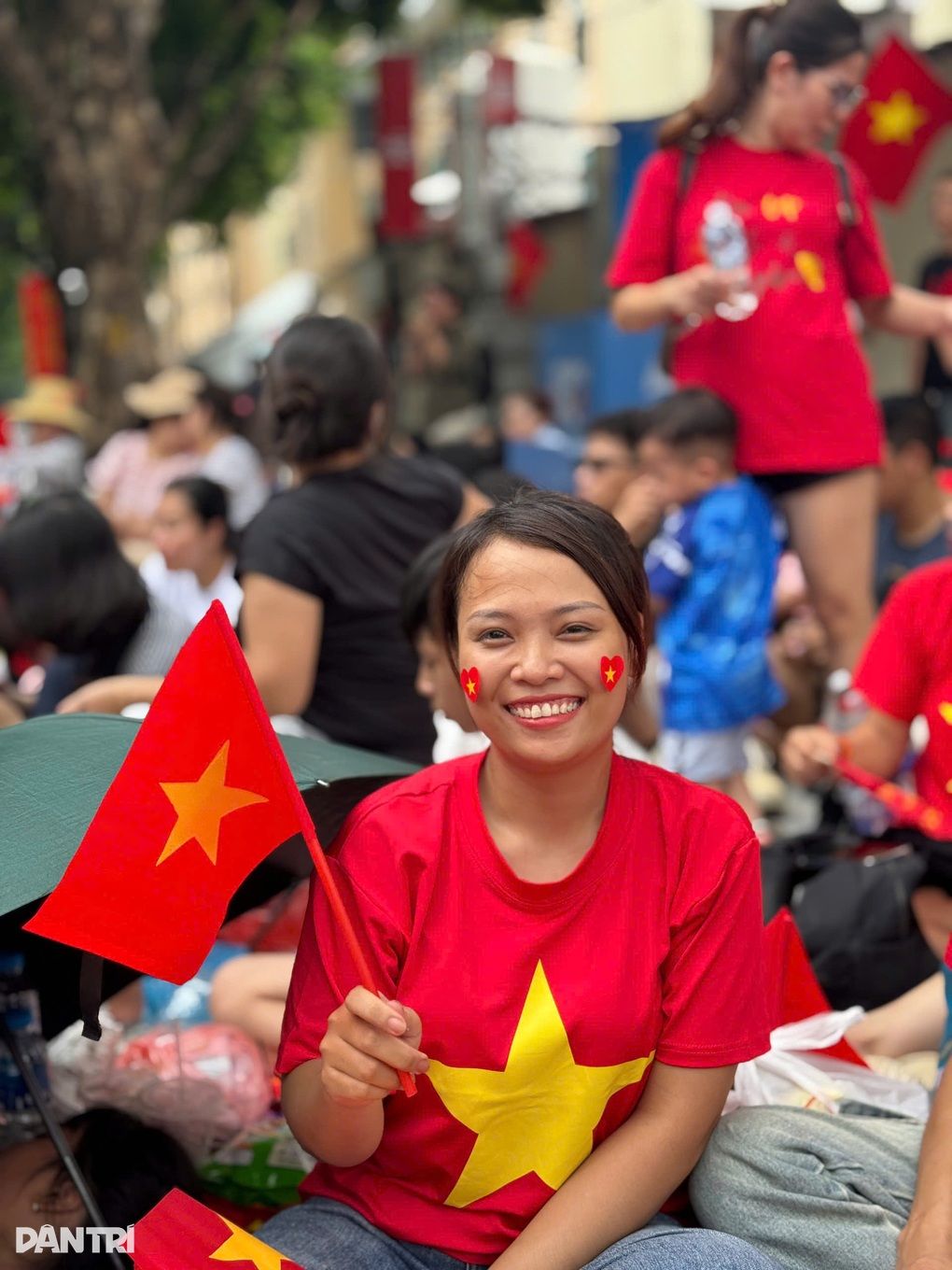 Người dân Hà Nội trải chiếu, mang cơm nắm muối vừng chờ xem tập diễu binh - 4 Người dân Hà Nội trải chiếu, mang cơm nắm muối vừng chờ xem tập diễu binh - 4