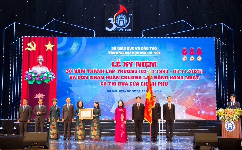 Trường Đại học Mở Hà Nội nhận Huân chương Lao động hạng Nhất - 1 Trường Đại học Mở Hà Nội nhận Huân chương Lao động hạng Nhất - 1