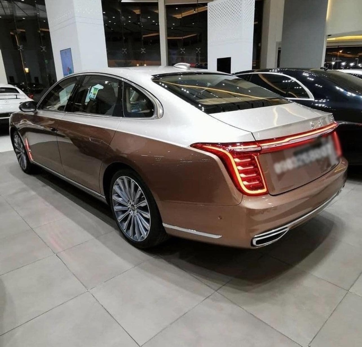 Ô tô Trung Quốc Hongqi H9 được thét giá 9 tỷ đồng tại Hà Nội - 2 Ô tô Trung Quốc Hongqi H9 được thét giá 9 tỷ đồng tại Hà Nội - 2