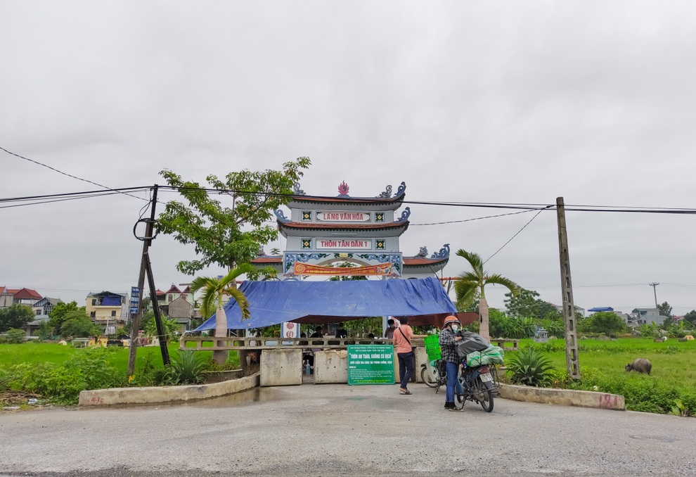 Cổng làng ở ngoại thành Hà Nội hóa chốt vùng xanh bảo vệ dân làng - 4 Cổng làng ở ngoại thành Hà Nội hóa chốt vùng xanh bảo vệ dân làng - 4