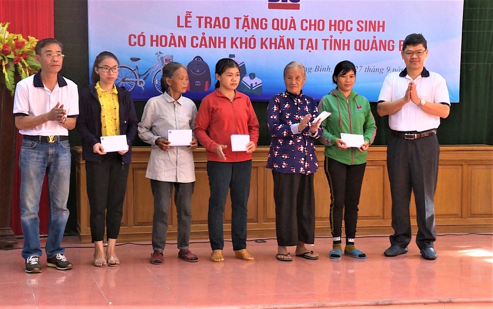 Quảng Bình: Tặng 100 chiếc xe đạp “nâng bước học sinh nghèo” đến trường - 2 Quảng Bình: Tặng 100 chiếc xe đạp “nâng bước học sinh nghèo” đến trường - 2