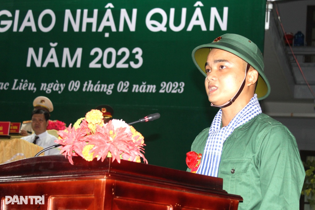 Hai thanh niên bỏ công việc, chức vụ, tình nguyện lên đường nhập ngũ - 5 Hai thanh niên bỏ công việc, chức vụ, tình nguyện lên đường nhập ngũ - 5