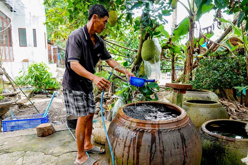 Lão nông 30 năm lên núi tìm nước sạch cho Hòn Sơn - 5 Lão nông 30 năm lên núi tìm nước sạch cho Hòn Sơn - 5
