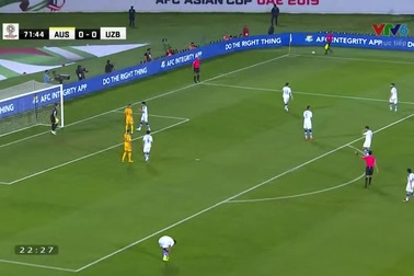 Leckie uy hiếp khung thành Uzbekistan bằng cú sút xa