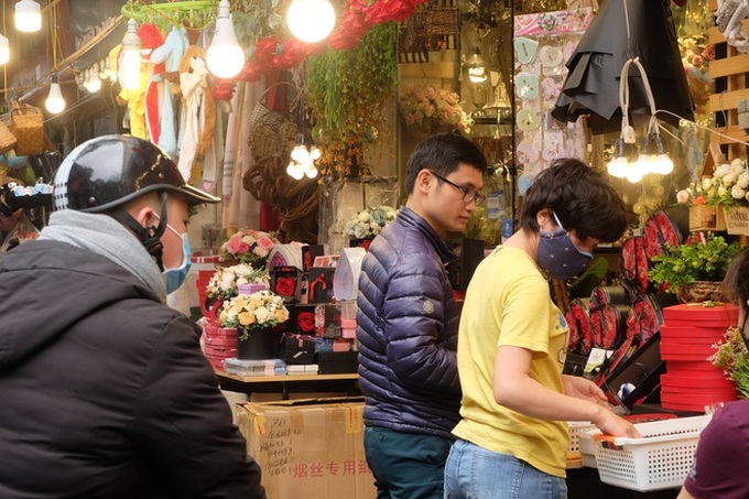 Nam giới kín mít khẩu trang, xếp hàng dài mua quà Valentine - Ảnh 4. Nam giới kín mít khẩu trang, xếp hàng dài mua quà Valentine - Ảnh 4.