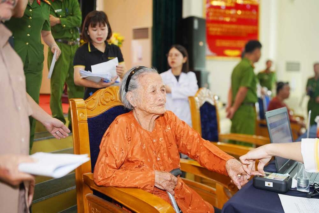 Một năm hoạt động của Ngân hàng Gen Liệt sĩ: 51.000 mẫu ADN và hành trình tri ân bằng khoa học - 4 Kỹ thuật viên của GeneStory triển khai lấy mẫu ADN tại địa phương sinh sống của từng thân nhân liệt sĩ (Ảnh: GeneStory).