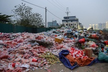 Vì sao cả "núi" bánh kẹo, đồ ăn nhanh bị vứt bỏ ở bãi rác xã La Phù?