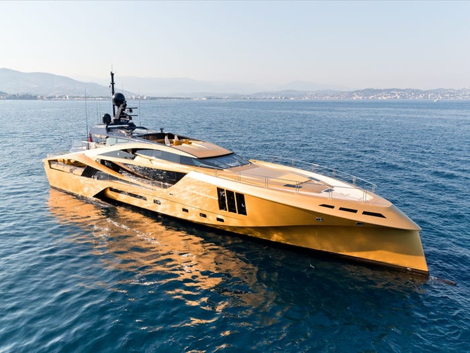 Chiêm ngưỡng “siêu du thuyền” carbon dát vàng đầu tiên trên thế giới - 1 Chiêm ngưỡng “siêu du thuyền” carbon dát vàng đầu tiên trên thế giới - 1