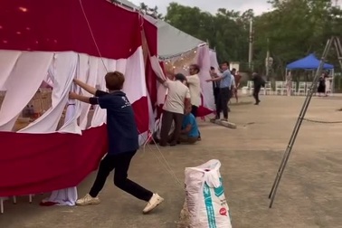 Gió lớn làm đổ rạp cưới ở Vĩnh Phúc khiến gia chủ không kịp trở tay