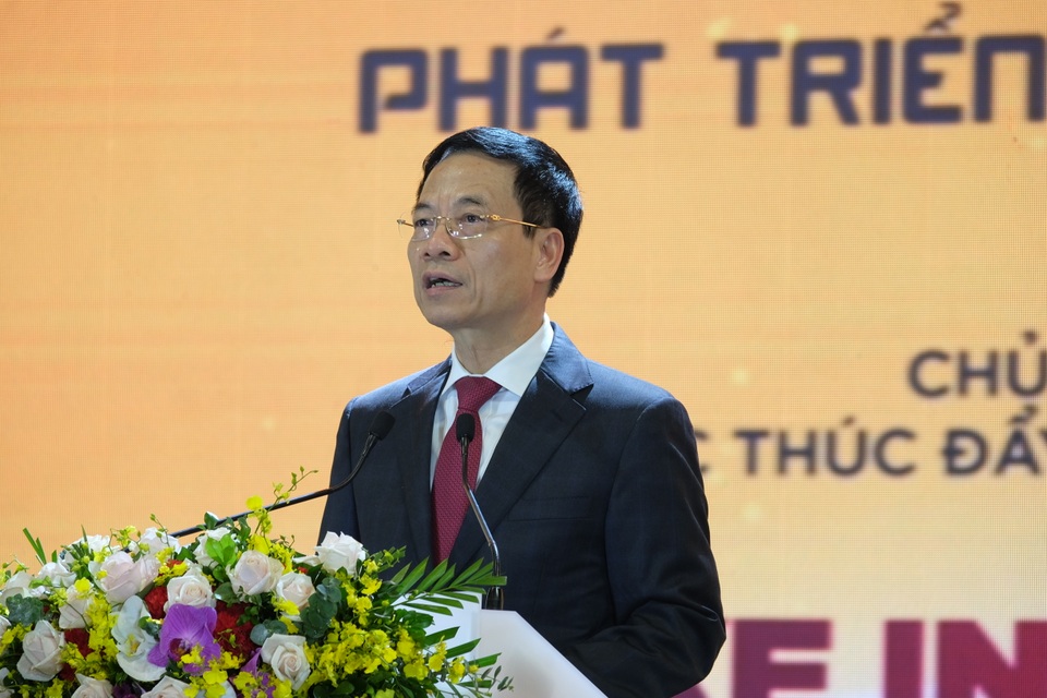 Bộ trưởng Nguyễn Mạnh Hùng