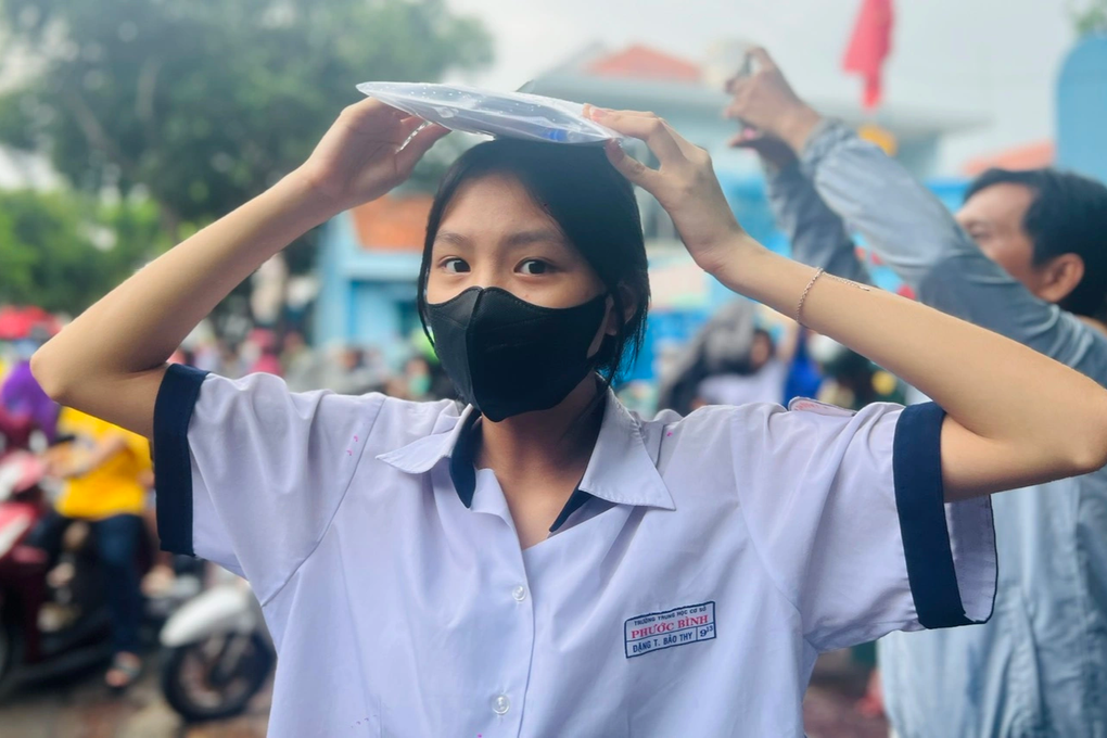 Học trò khóc như mưa và một đề thi toán không mẫu mực của TPHCM - 5 Học trò khóc như mưa và một đề thi toán không mẫu mực của TPHCM - 5