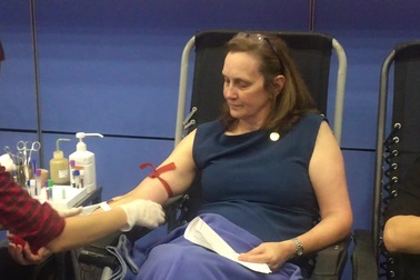 Phó Đại sứ Mỹ hiến máu "Trao tặng quà Tết"