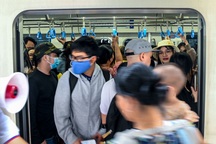 Metro số 1 TPHCM có thời điểm chật kín người, không đóng được cửa
