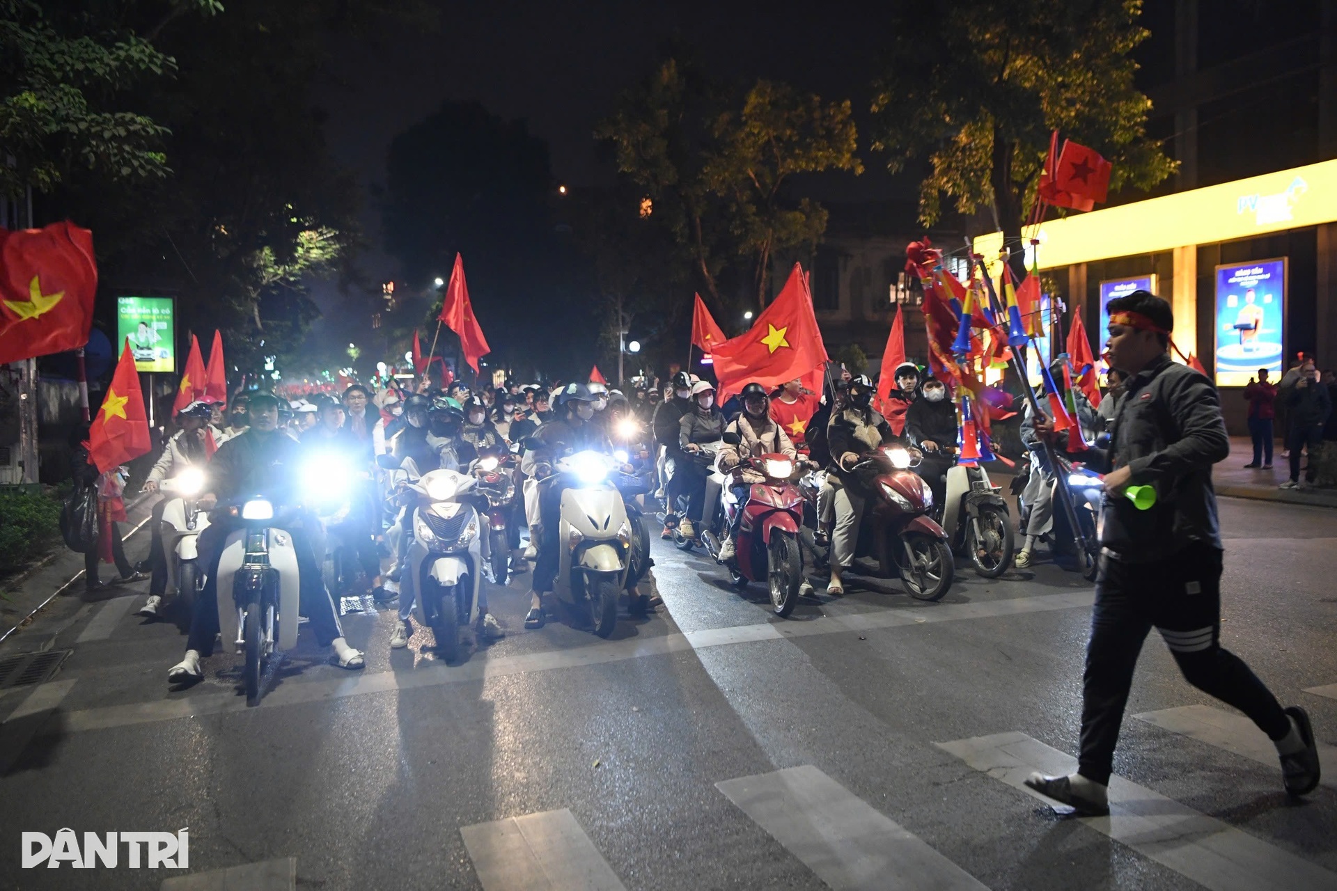 Đi bão ăn mừng - cùng dừng đèn đỏ - 6 Đi bão ăn mừng - cùng dừng đèn đỏ - 6