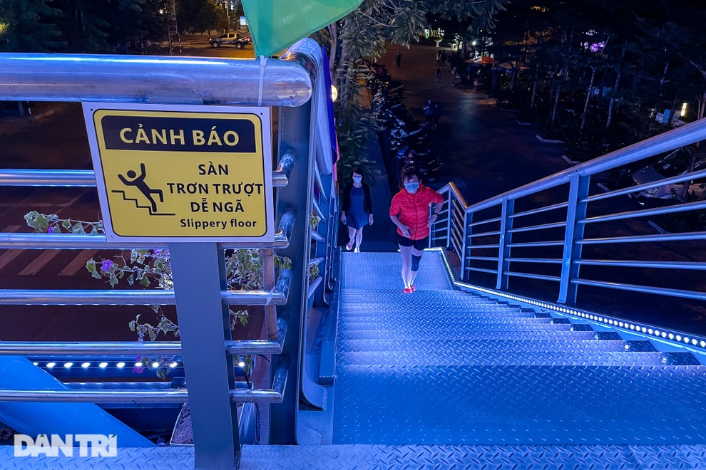 Dàn đèn led đổi màu lạ mắt trên cây cầu vượt bộ thiết kế độc nhất Hà Nội - 6 Dàn đèn led đổi màu lạ mắt trên cây cầu vượt bộ thiết kế độc nhất Hà Nội - 6