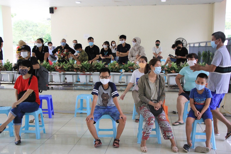 Hà Nội: Người về từ Đà Nẵng hối hả đi xét nghiệm Covid-19 - 9 Hà Nội: Người về từ Đà Nẵng hối hả đi xét nghiệm Covid-19 - 9