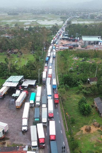 Quốc lộ ách tắc do lũ lụt, ô tô mắc kẹt kéo dài hàng chục km