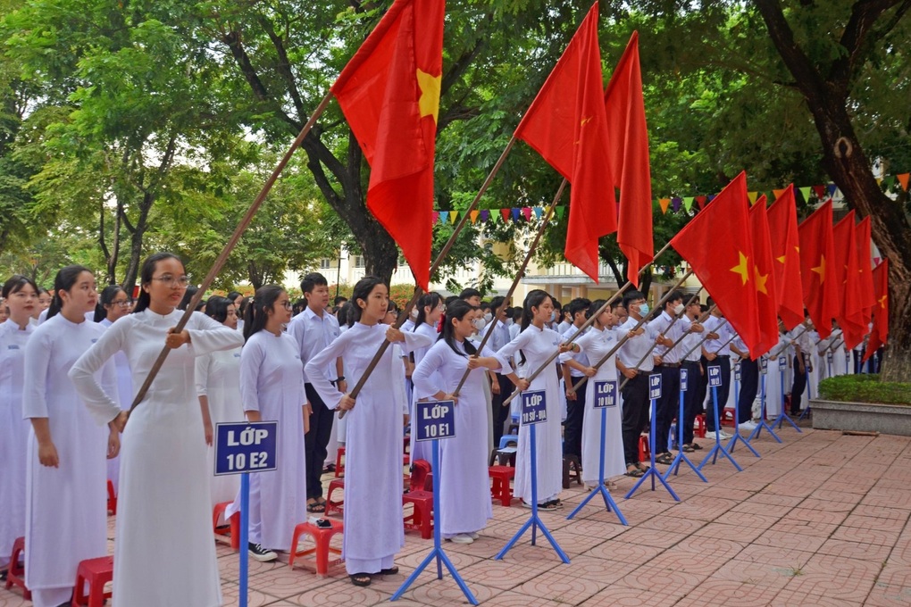 Quảng Nam: Học sinh Nam Trà My đi chân trần dự khai giảng năm học mới - 3 Quảng Nam: Học sinh Nam Trà My đi chân trần dự khai giảng năm học mới - 3
