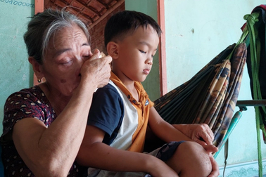 Sau tai nạn thảm khốc, bố nguy kịch, 3 con thơ ngơ ngác cầu mong phép màu