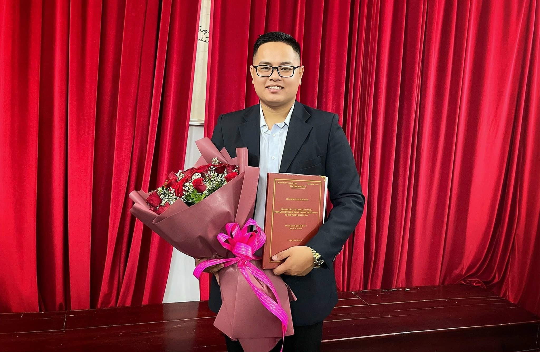 Chàng trai Lào lấy vợ Việt, kể tình yêu đặc biệt với mảnh đất hình chữ S - 3 Chàng trai Lào lấy vợ Việt, kể tình yêu đặc biệt với mảnh đất hình chữ S - 3