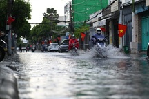 TPHCM mưa lớn vào chiều tối, người dân ra đường đề phòng ngập