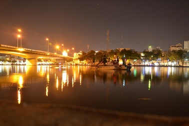 Bỏ lại con 1 tuổi trên cầu, người mẹ trẻ gieo mình xuống kênh tự vẫn