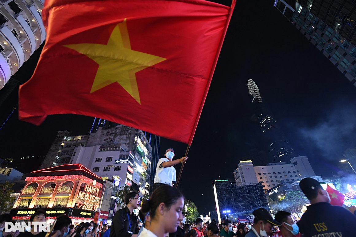 Hàng nghìn cổ động viên TPHCM đổ ra đường mừng U23 Việt Nam vào chung kết - 8 Hàng nghìn cổ động viên TPHCM đổ ra đường mừng U23 Việt Nam vào chung kết - 8