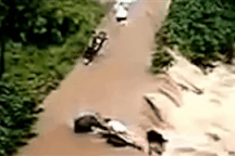 Thót tim cảnh cứu người đàn ông bị lũ cuốn trôi ở Trung Quốc